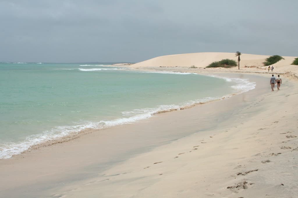 Dunes et plage sur l'île de Boa Vista, Cap-Vert