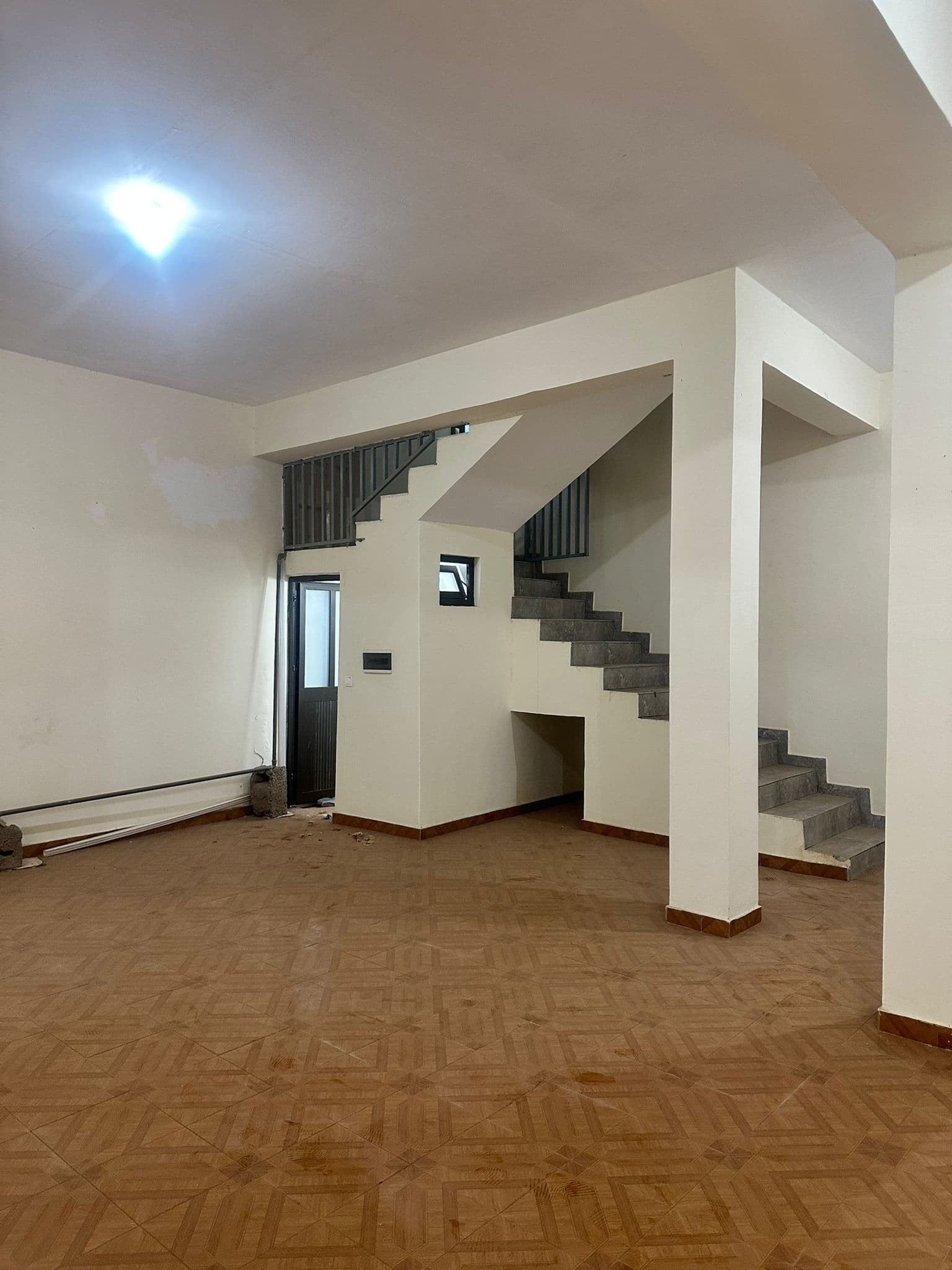 Commercial space for rent in Praia, Santiago — foto principal